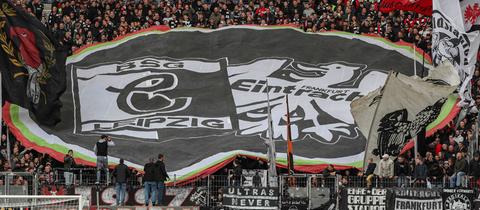 Fans von Eintracht Frankfurt und Chemie Leipzig.