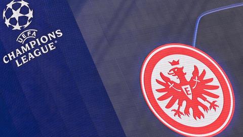 Das Logo von Eintracht Frankfurt neben dem Schriftzug "Champions League"