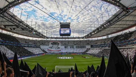 Am 7. September ertönte erstmals in der Vereinsgeschichte die Champions-League-Hymne in Frankfurt. Sporting Lissabon hieß der Gegner, die Frankfurter zahlten beim 0:3 Lehrgeld. Die Stimmung zuvor? Gänsehaut garantiert! Mit einer großen Choreo wurde das Team begrüßt. Der Lerneffekt trat rasch ein, wie die kommenden Monate zeigen sollten.