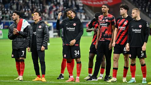 Die Eintracht-Mannschaft ist enttäuscht und applaudiert ins Publikum.