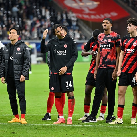 Die Eintracht-Mannschaft ist enttäuscht und applaudiert ins Publikum.