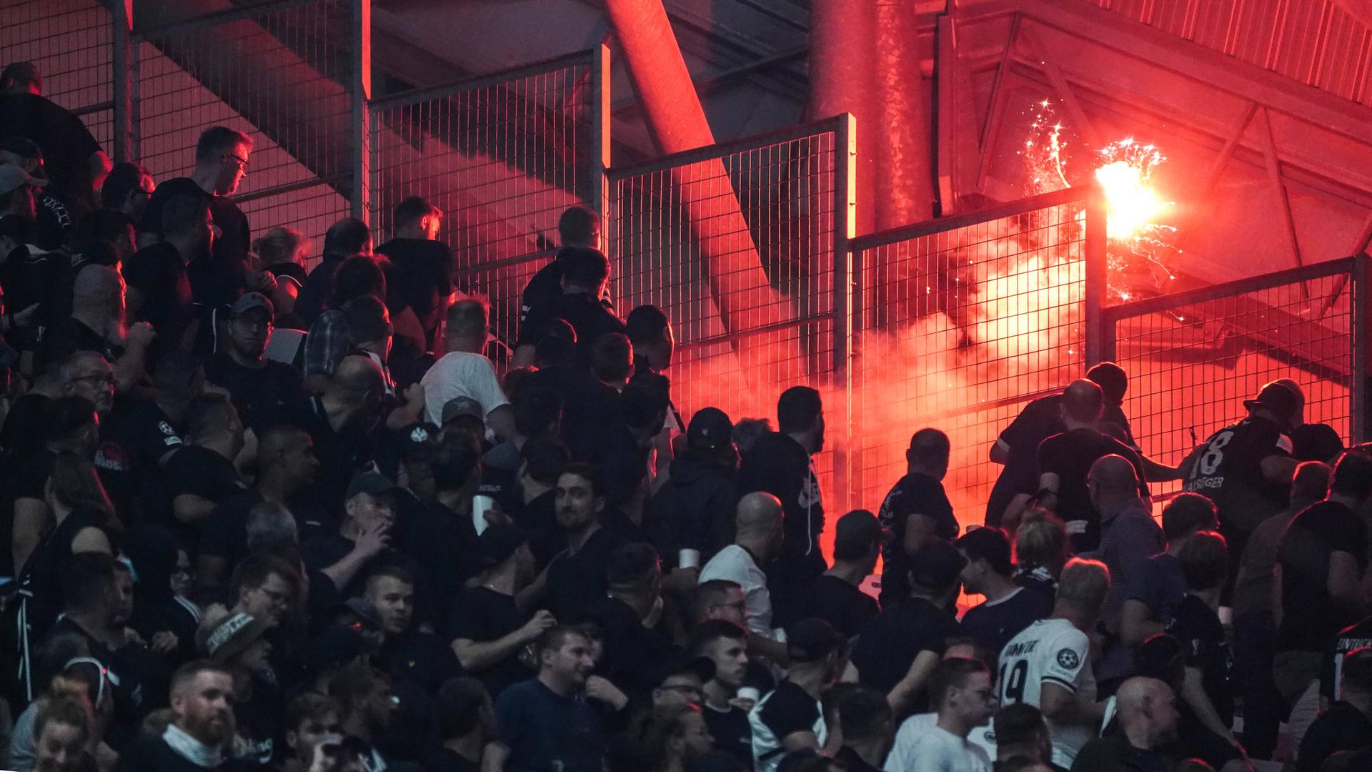 Petardi e razzi prima della partita dell’Eintracht a Marsiglia |  hessenschau.de