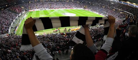 Ein Fanschal von Eintracht Frankfurt wird hochgehalten.