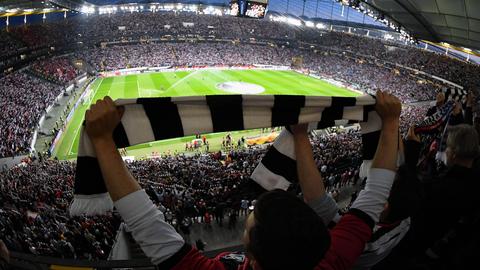 Ein Fanschal von Eintracht Frankfurt wird hochgehalten.