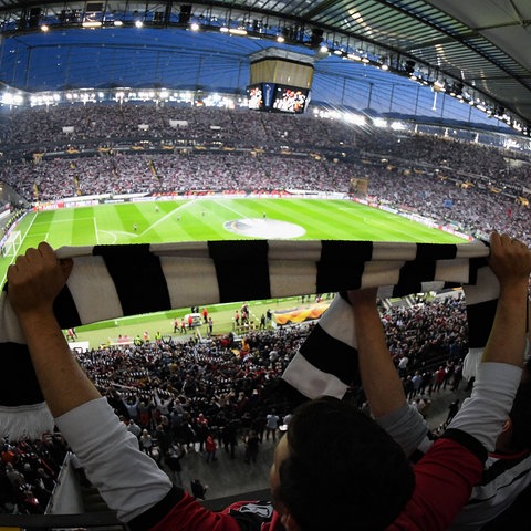 Ein Fanschal von Eintracht Frankfurt wird hochgehalten.