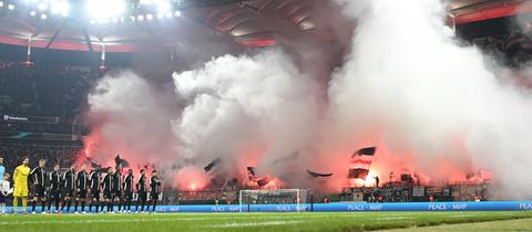 Eintracht Frankfurt Fans zünden Pyrotechnik