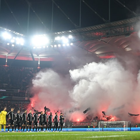 Eintracht Frankfurt Fans zünden Pyrotechnik