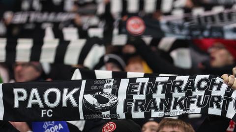Fans von Eintracht Frankfurt halten ihre Schals hoch.