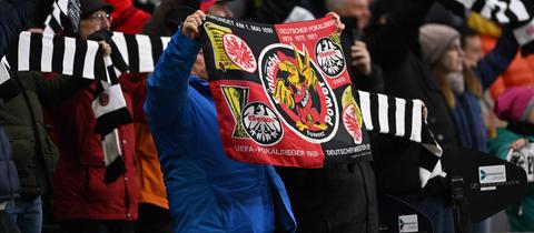 Fans von Eintracht Frankfurt mit Schals und Fahnen