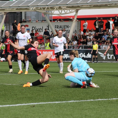 Loreen Bender spitzelt den Ball an Frankfurts Torhüterin Stina Johannes zum 1:0 vorbei.