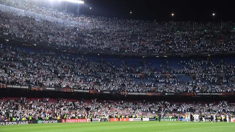 Der 14. April 2022 hat sich laut Vorstandssprecher Axel Hellmann ins "kollektive Gedächtnis" von Eintracht Frankfurt gebrannt. Über 30.000 Fans reisten mit zum Viertelfinale in der Europa League beim FC Barcelona. 1:0, 2:0, 3:0, 3:1, 3:2 - und los konnte die Party im Camp Nou gehen. Die "weiße Wand" formierte sich unterhalb des Gästeblocks, die Stars wie Kevin Trapp, Filip Kostic und Martin Hinteregger wurden noch lange Zeit nach Abpfiff lautstark gefeiert. Ein denkwürdiger Moment auf dem Weg zum Titelgewinn.