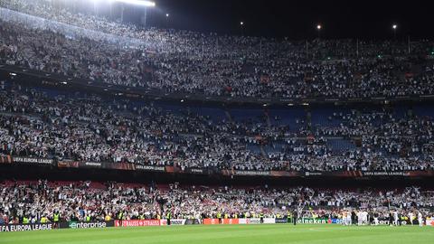 Der 14. April 2022 hat sich laut Vorstandssprecher Axel Hellmann ins "kollektive Gedächtnis" von Eintracht Frankfurt gebrannt. Über 30.000 Fans reisten mit zum Viertelfinale in der Europa League beim FC Barcelona. 1:0, 2:0, 3:0, 3:1, 3:2 - und los konnte die Party im Camp Nou gehen. Die "weiße Wand" formierte sich unterhalb des Gästeblocks, die Stars wie Kevin Trapp, Filip Kostic und Martin Hinteregger wurden noch lange Zeit nach Abpfiff lautstark gefeiert. Ein denkwürdiger Moment auf dem Weg zum Titelgewinn.