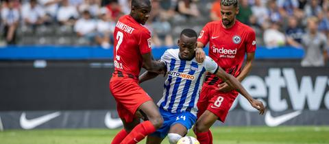 Djibril Sow und Evan N'Dicka im Zweikampf gegen Herthas Dodi Lukebakio.