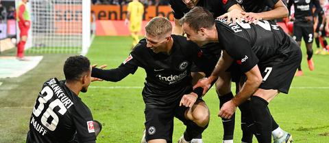 Sie jubeln und jubeln: Eintracht Frankfurt gewinnt auch in Augsburg.