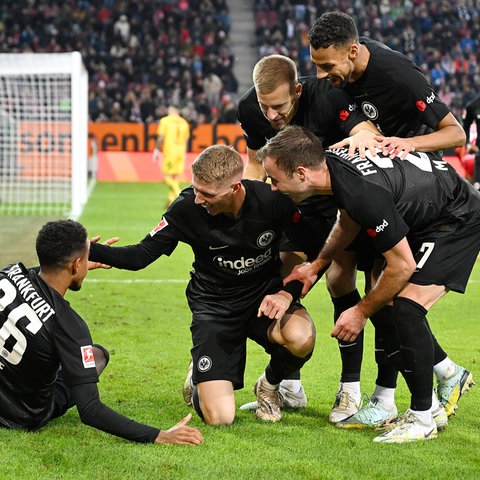 Sie jubeln und jubeln: Eintracht Frankfurt gewinnt auch in Augsburg.