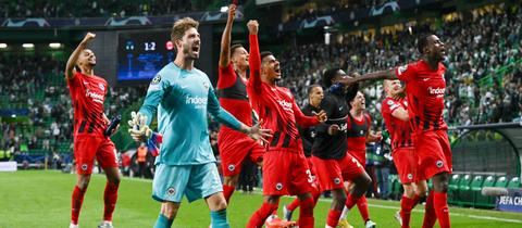 Eintracht-Spieler auf dem Fußballfeld jubeln.