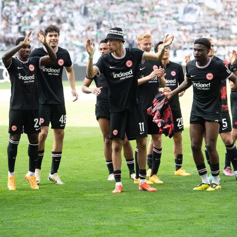 Eintrachts Spieler feiern in Gladbach. 