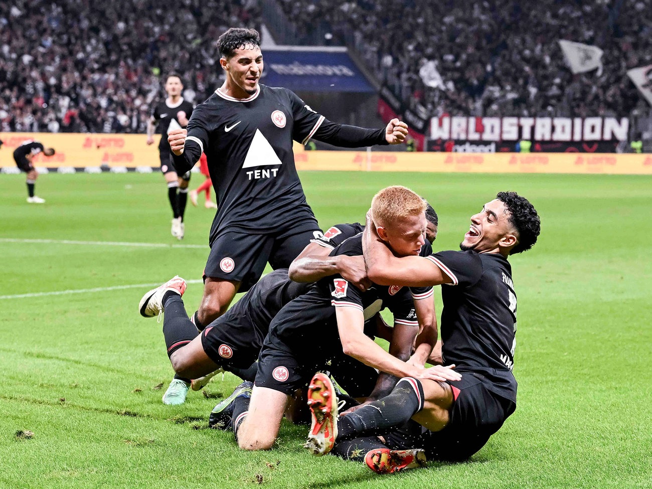Eintracht Frankfurt ringt Heidenheim nieder hessenschau.de Eintracht Frankfurt