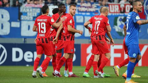 Die Eintracht-Spieler bejubeln das Tor von Hrvoje Smolcic in Stuttgart