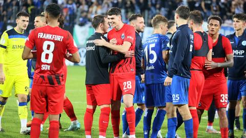 Eintracht Frankfurt klatscht nach dem Sieg bei den Stuttgarter Kickers ab.