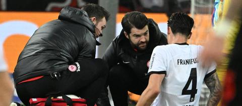 Eintracht-Abwehrchef Robin Koch verletzte sich in Leverkusen.