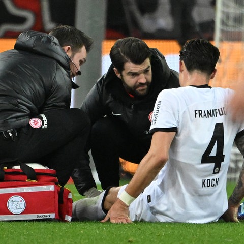 Eintracht-Abwehrchef Robin Koch verletzte sich in Leverkusen.