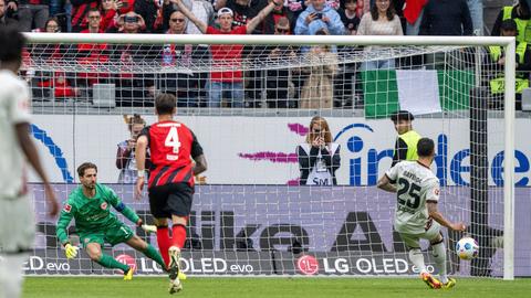 Palacios schießt den Elfmeter gegen die Eintracht.