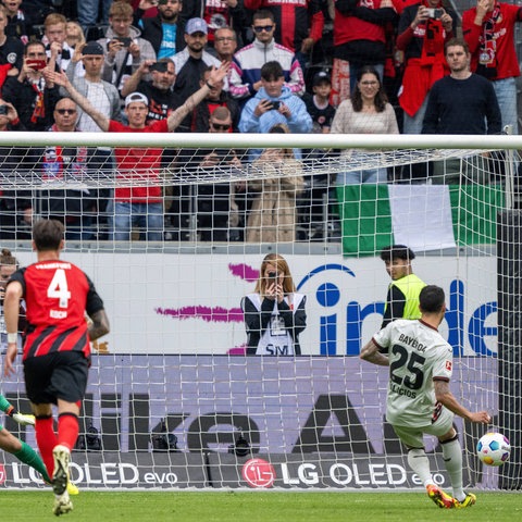 Palacios schießt den Elfmeter gegen die Eintracht.