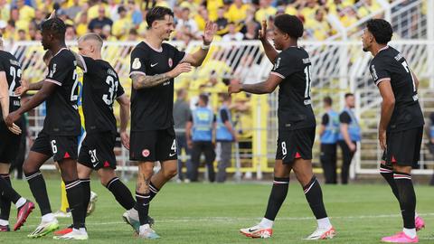 Die Eintracht-Spieler bejubeln das 5:0 in Leipzig.