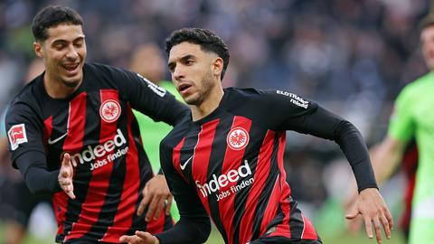 Fares Chaibi und Omar Marmoush jubeln im schwarz-roten Trikot der Eintracht.