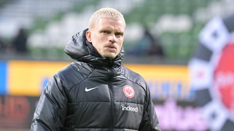 Philipp Max in der dicken Winterjacke von Eintracht Frankfurt.