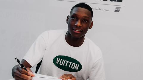 Randal Kolo Muani bei der Vertragsunterschrift in Frankfurt