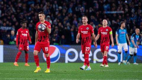 Die Eintracht-Spieler sind geknickt, im Hintergrund jubelt Neapel