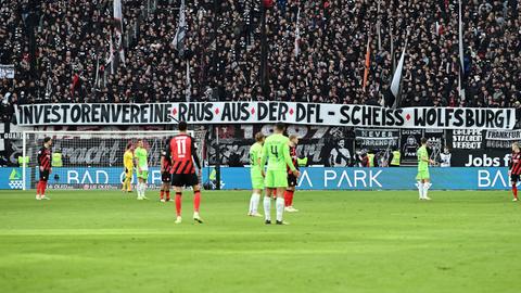 Ein Banner in der Eintracht-Kurve: "Investorenvereine raus aus der DFL – Scheiß Wolfsburg"