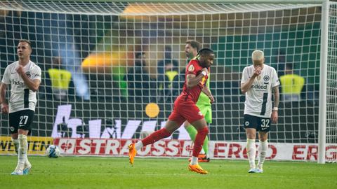 Nkunku feiert, die Eintracht-Spieler schauen enttäuscht