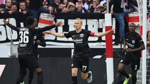 Eintracht Frankfurt jubelt über einen wichtigen Auswärtssieg in Stuttgart.