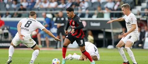 Omar Marmoush am Ball gegen Freiburg