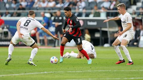 Omar Marmoush am Ball gegen Freiburg
