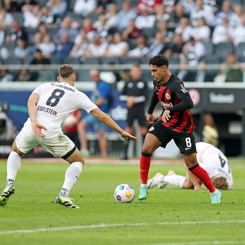 Omar Marmoush am Ball gegen Freiburg