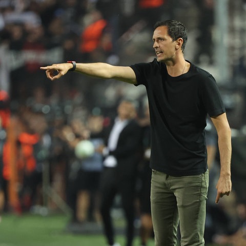 Eintracht-Trainer Dino Toppmöller ärgerte sich über den Last-Minute-Gegentreffer.