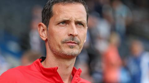 Frankfurts Trainer Dino Toppmöller mit ernstem Blick und roter Jacke.