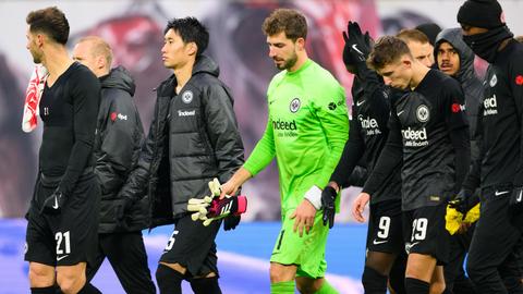 Die Eintracht-Spieler lassen nach der Niederlage in Leipzig die Köpfe hängen.