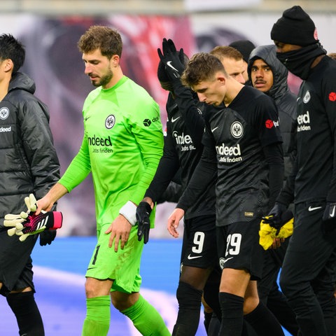 Die Eintracht-Spieler lassen nach der Niederlage in Leipzig die Köpfe hängen.