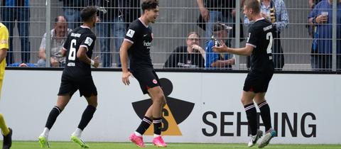 Die Eintracht-Talente Nacho Ferri (mitte) und Elias Baum (rechts) jubeln.