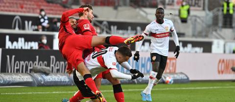 Ein Zweikampf aus dem Spiel der Eintracht in Stuttgart