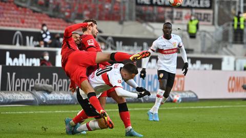 Ein Zweikampf aus dem Spiel der Eintracht in Stuttgart