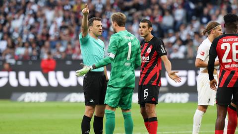 Felix Zwayer mit Spielern von Eintracht Frankfurt