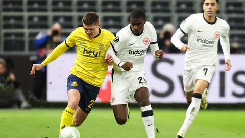 Cameron Puertas Castro und Niels Nkounkou im Kampf um den Ball