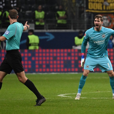 Kevin Trapp beschwert sich bei Schiedsrichter Sascha Stegemann.