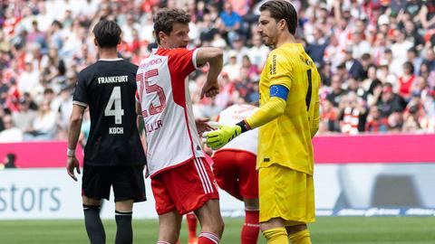 Thomas Müller zeigt Kevin Trapp wie er mit dem Ellenbogen getroffen wurde.